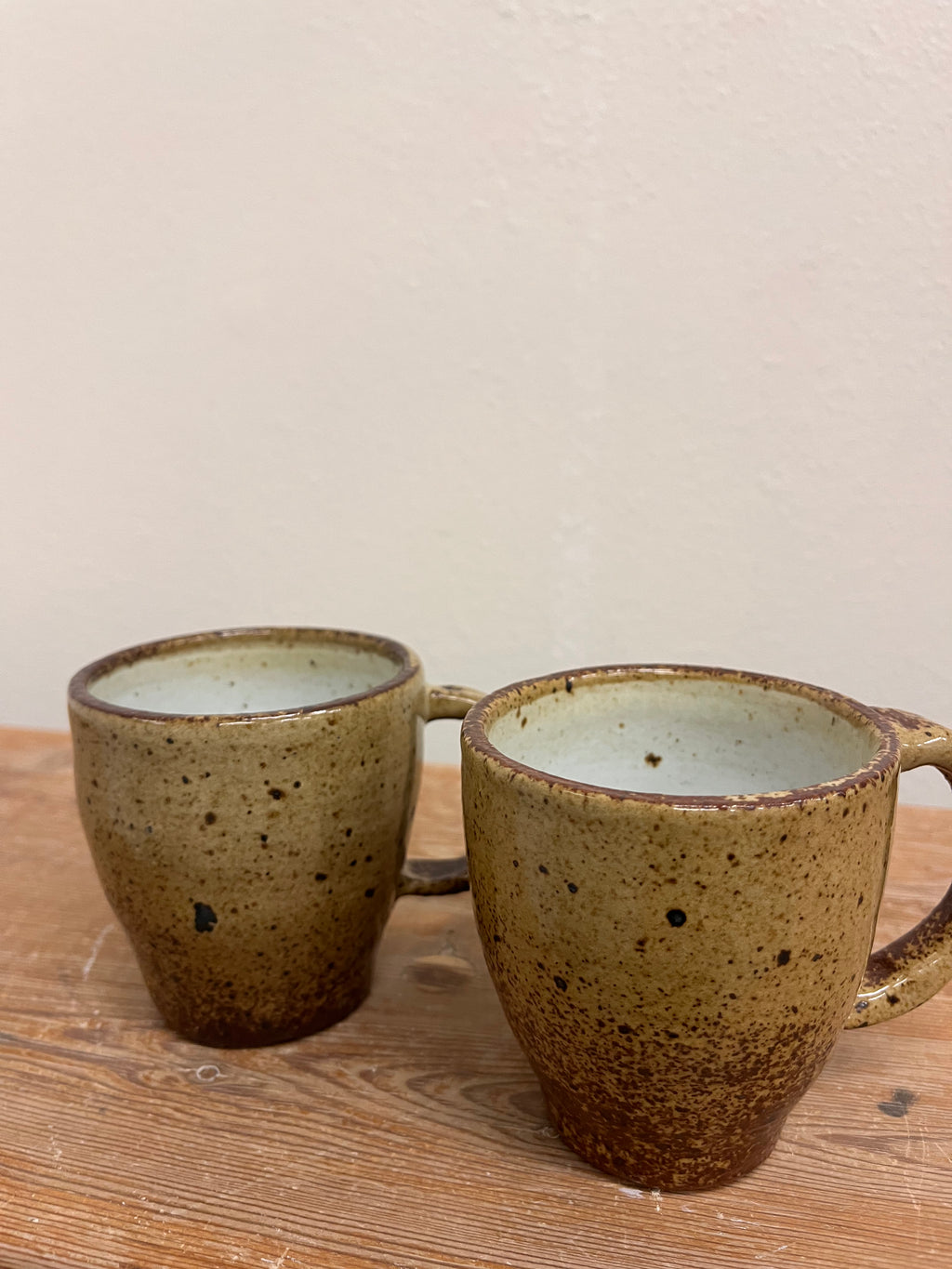 Kaffekopp med öra, äggskalsfärg