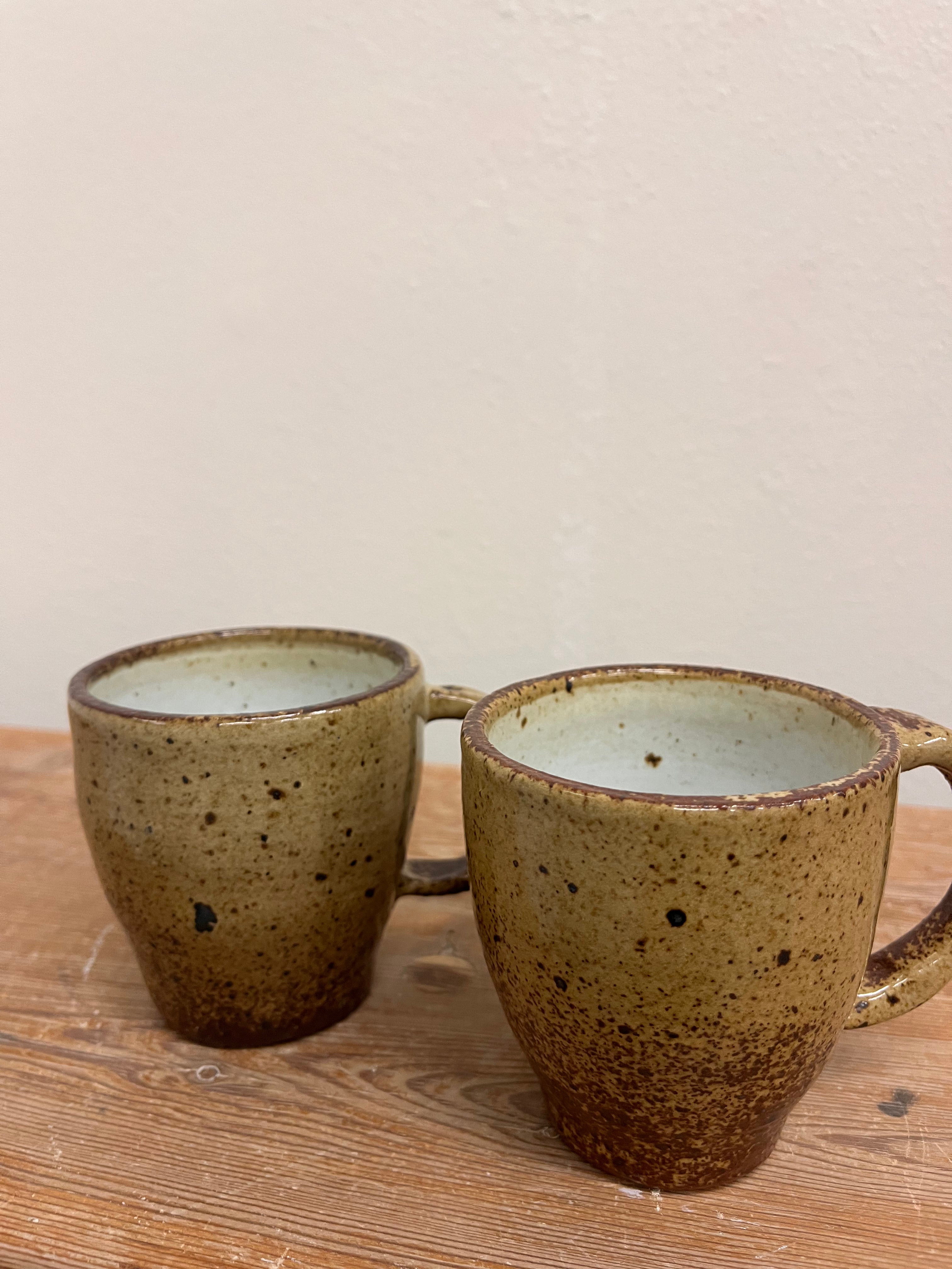 Kaffekopp med öra, äggskalsfärg