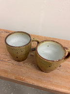 Kaffekopp med öra, äggskalsfärg
