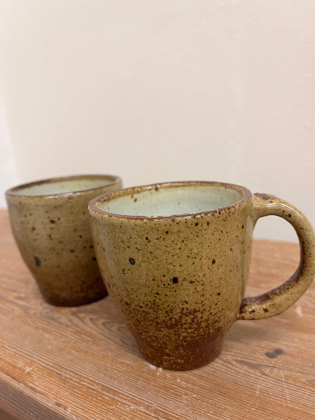 Kaffekopp med öra, äggskalsfärg