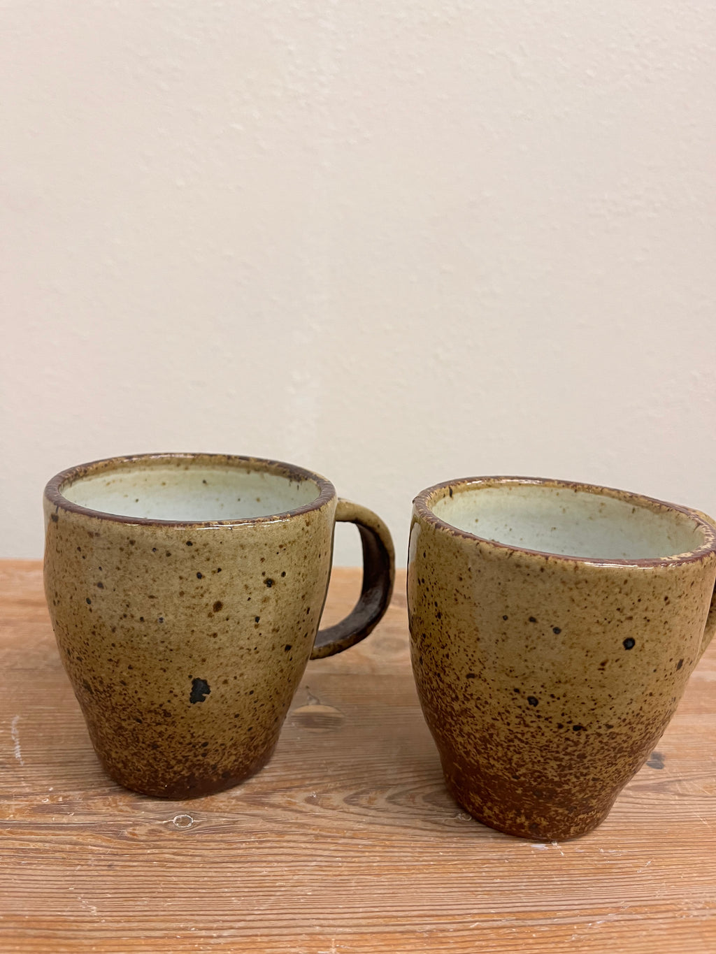 Kaffekopp med öra, äggskalsfärg