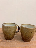 Kaffekopp med öra, äggskalsfärg