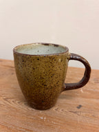 Kaffekopp med öra, äggskalsfärg