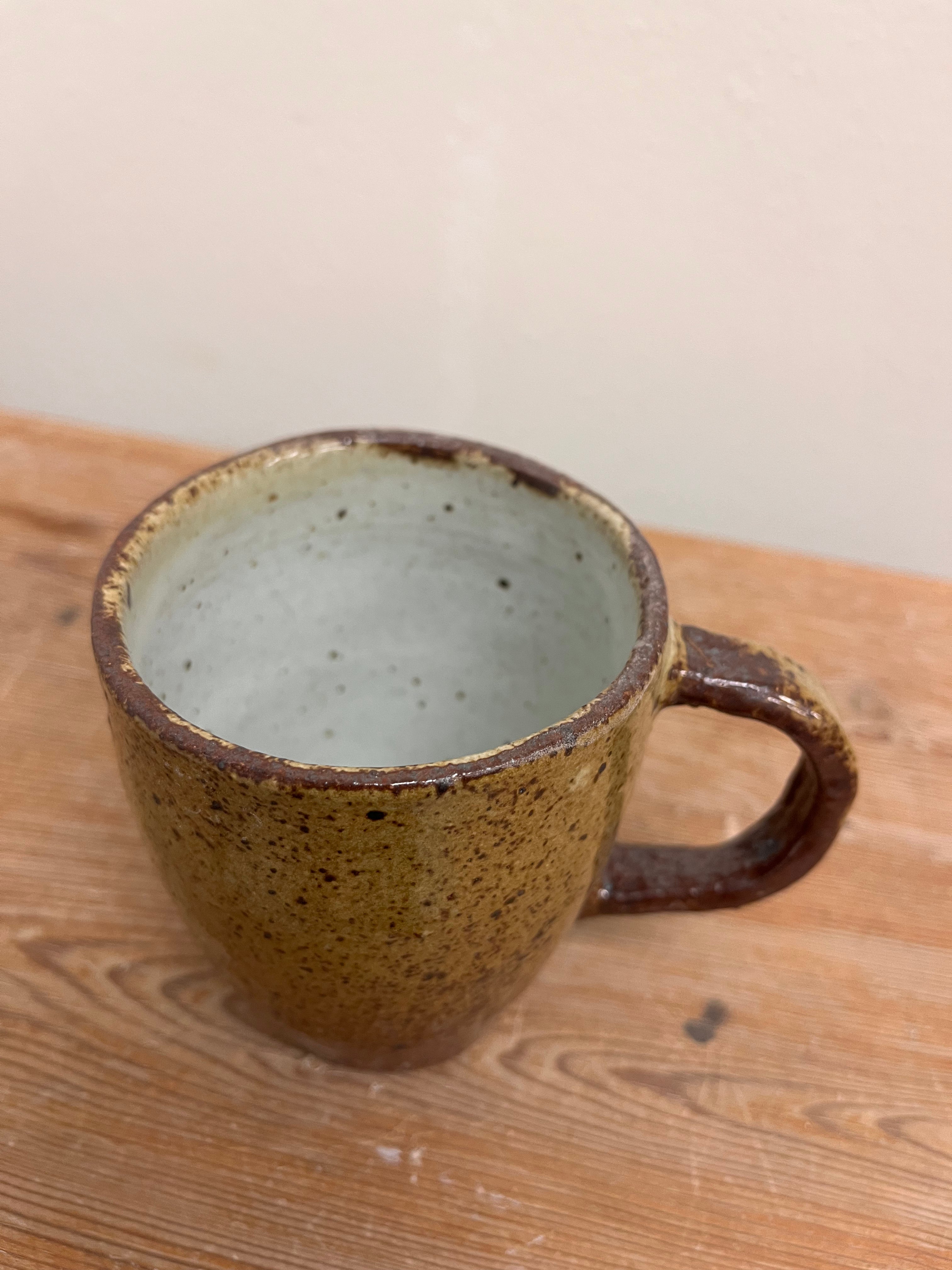 Kaffekopp med öra, äggskalsfärg